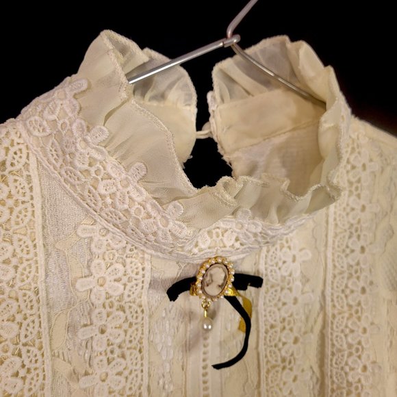 Vintage-Inspired White Lace Blouse, High ruffled neckline with bow and brooch - Picture 5 of 6
